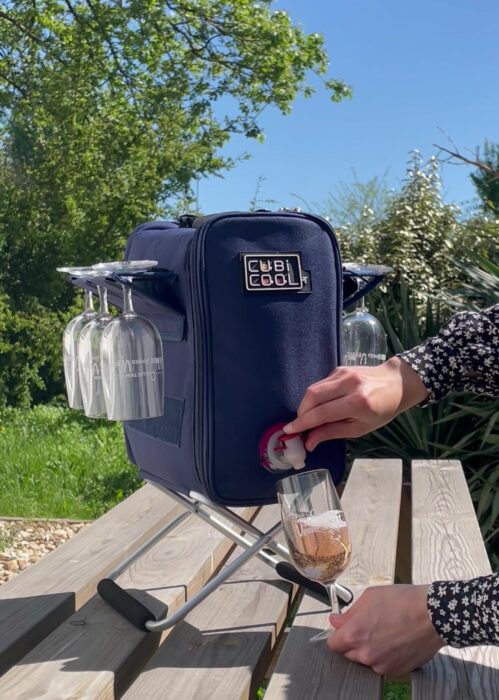 Cubicool, glacière pour bag-in-box, avec 6 verres à vins en plastiques transparents incassables.