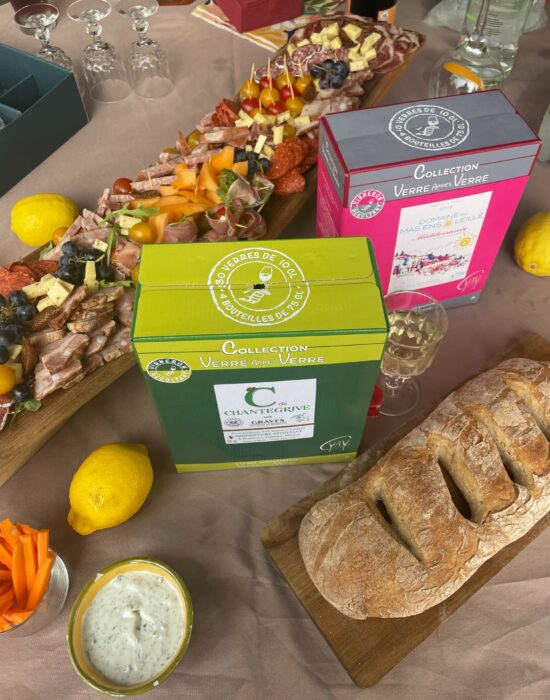 table de repas de famille avec bag-in-box de vin et verres de vin