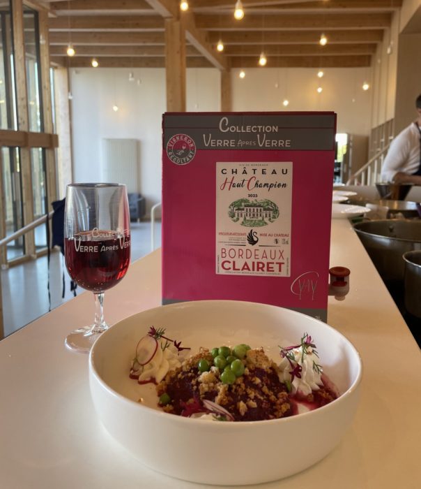 accord met et vin : un verre de clairet avec un caviar de betteraves et sauce aux fruits rouges