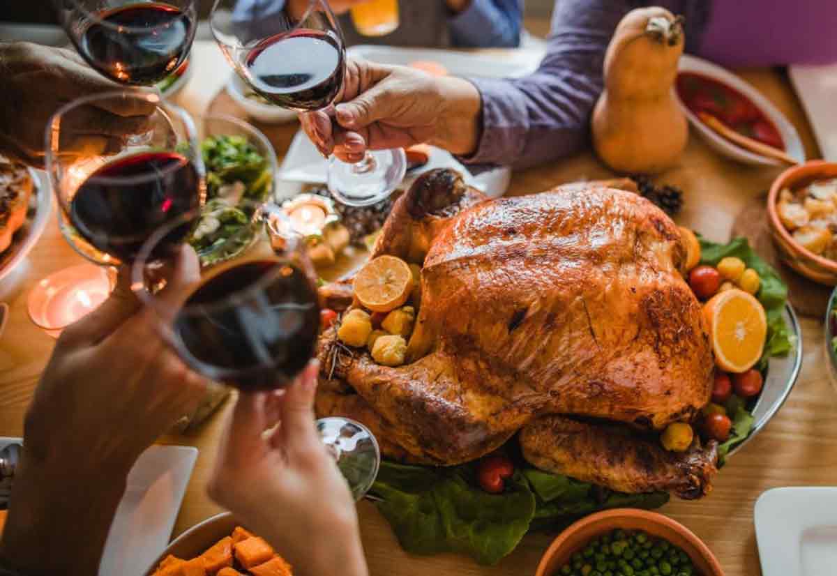 repas de noël, dinde, verres de vin rouge