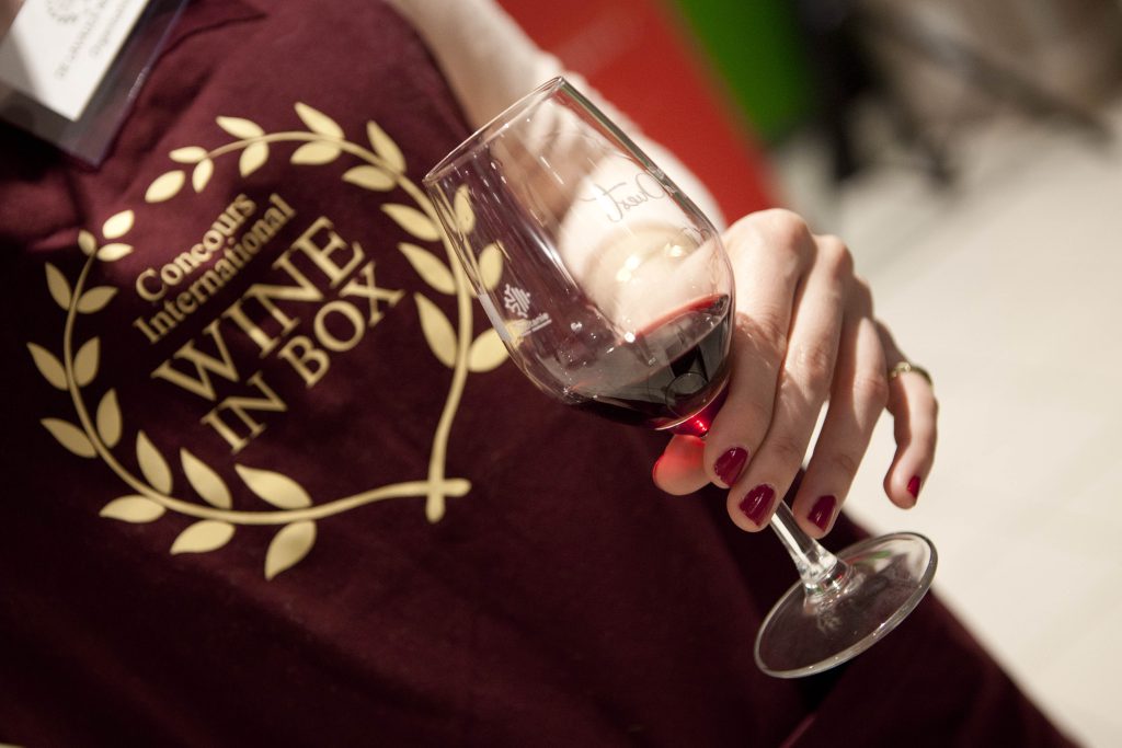 tablier wine in box, verre de vin rouge