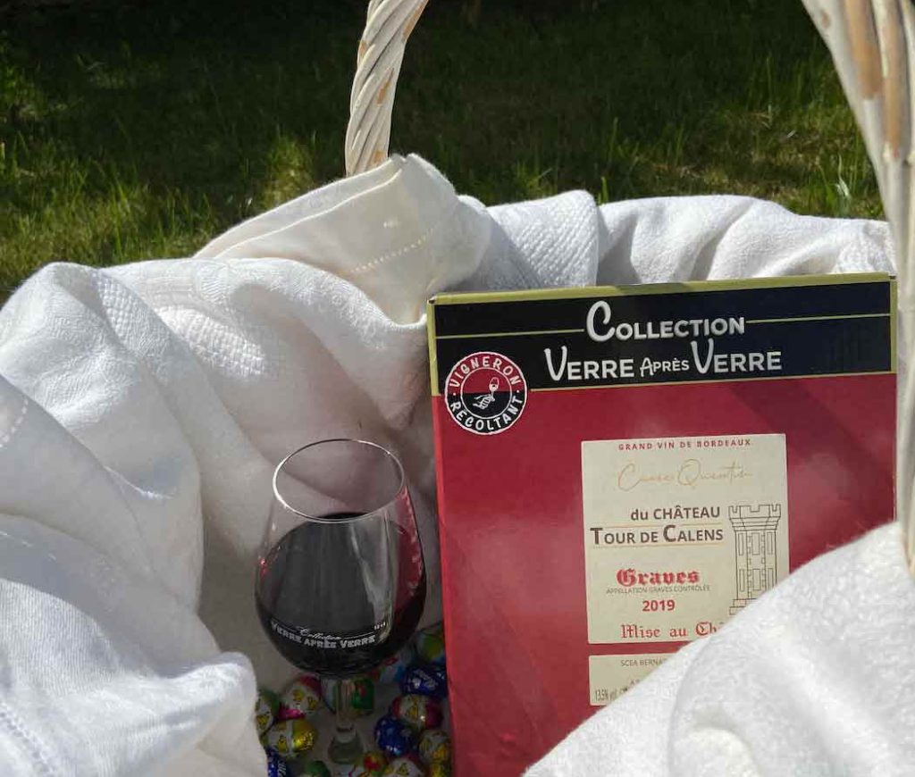 vin rouge en bag-in-box dans dans un panier en osier avec des œufs en chocolat