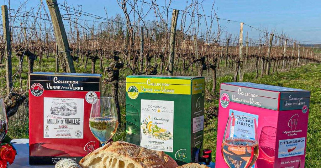 vins en bag-in-box, table de repas, saucisson, pain