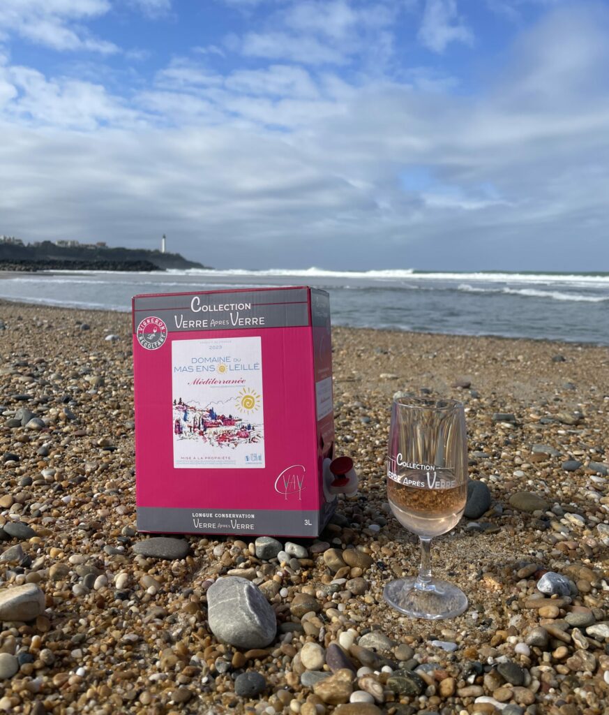 bag-in-box de vin rosé, sur la plage, au bord de l'océan