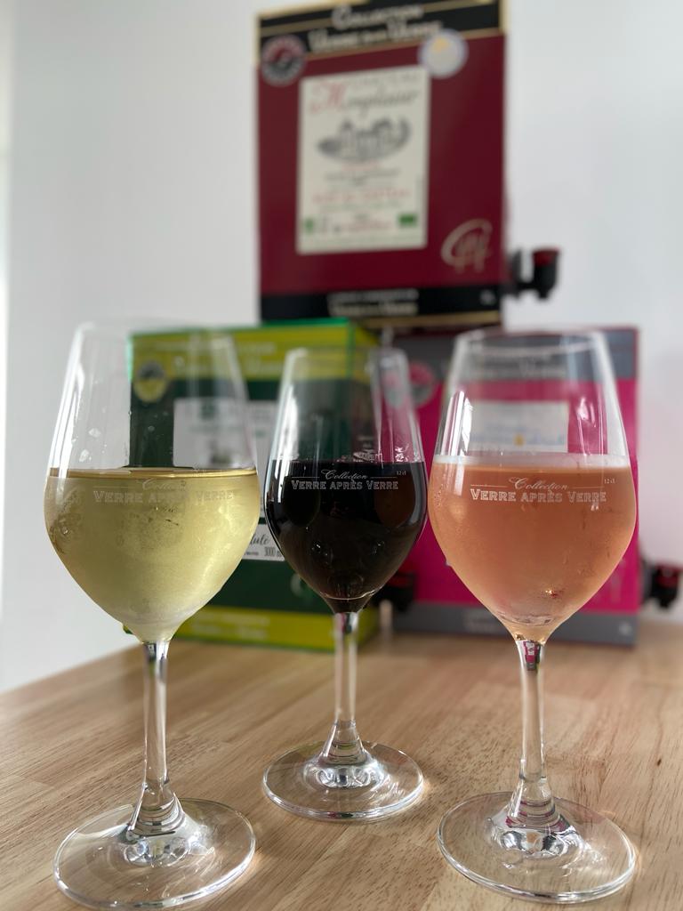trois verres de vin, blanc, rouge et rosé, et trois bag-in-box