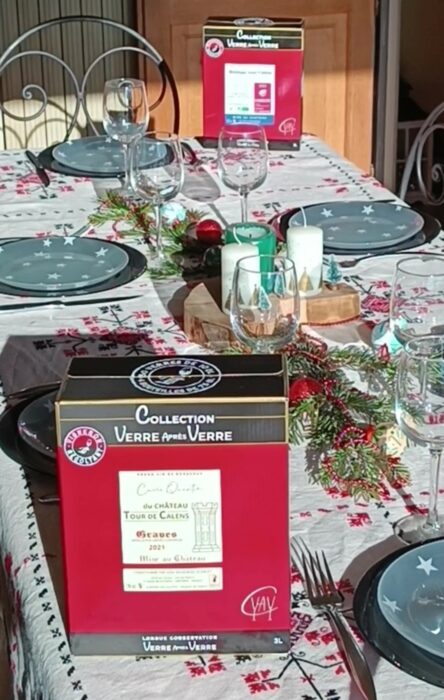 table de noël avec deux vins rouges en bag-in-box