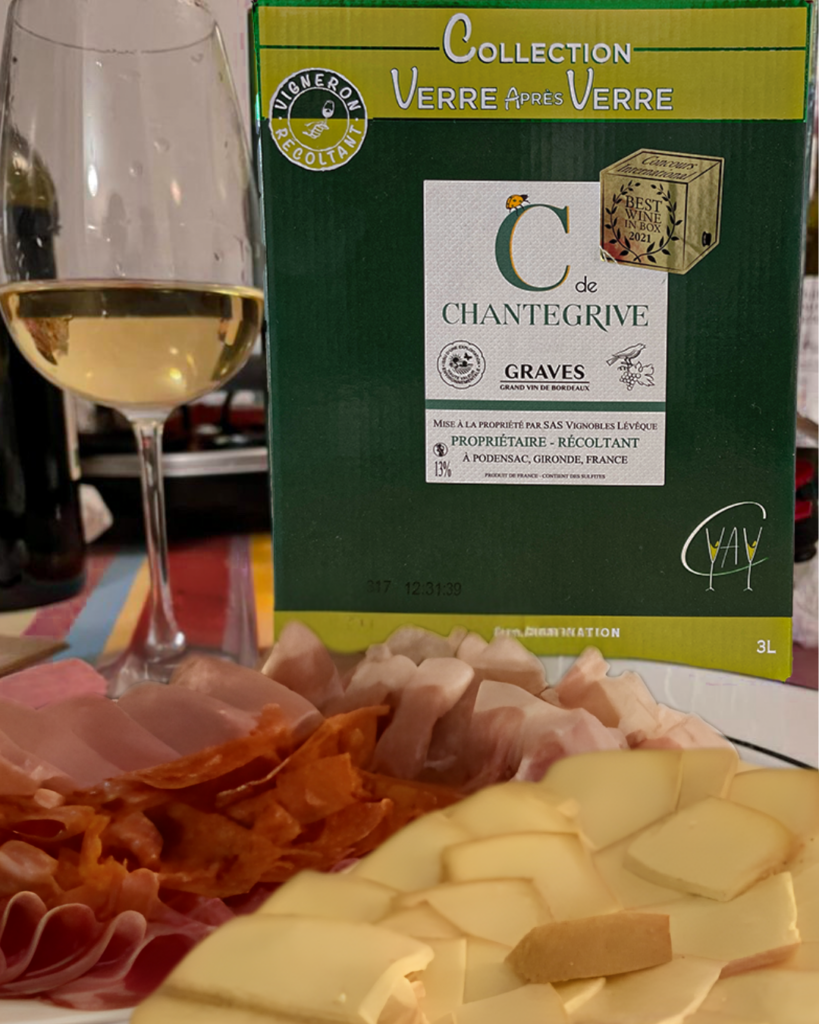 Verre de vin blanc, BIB Le C de Chantegrive, assiette de charcuterie et fromage à raclette