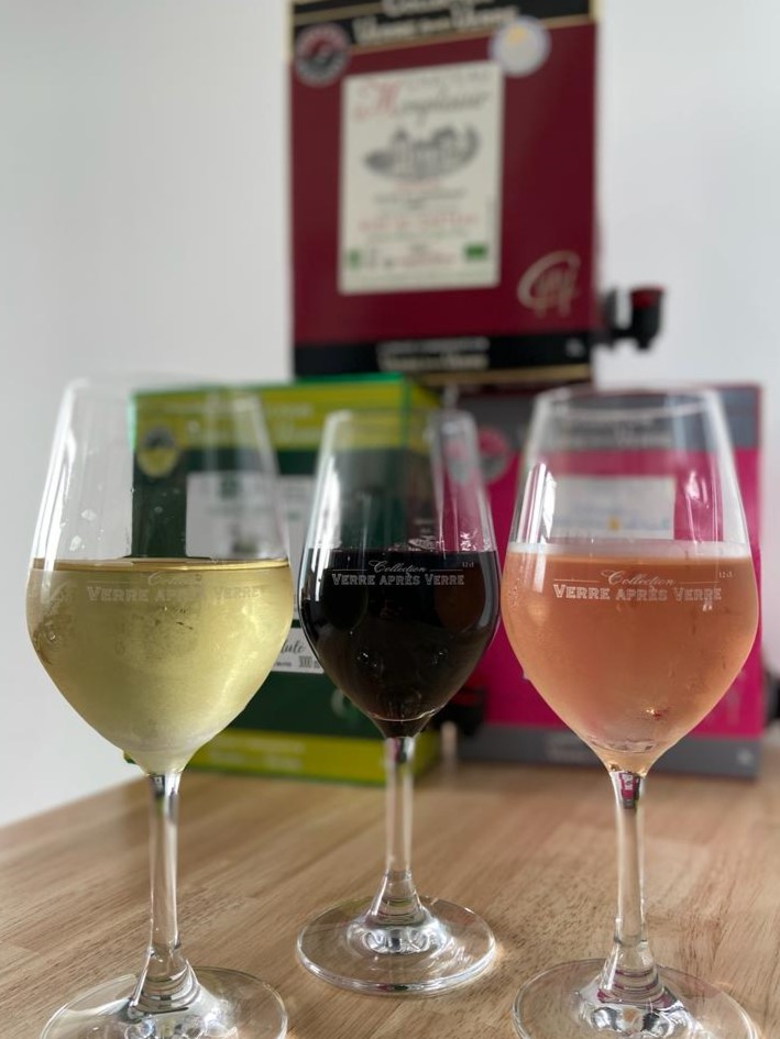 Trois verres de vin rouge, blanc et rosé par Collection verre après verre, spécialiste du vin au verre.