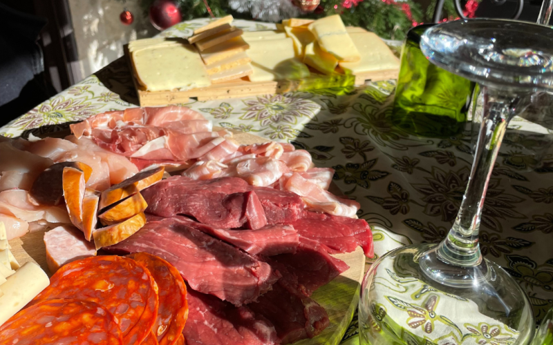 raclette, sapin, verre de vin blanc