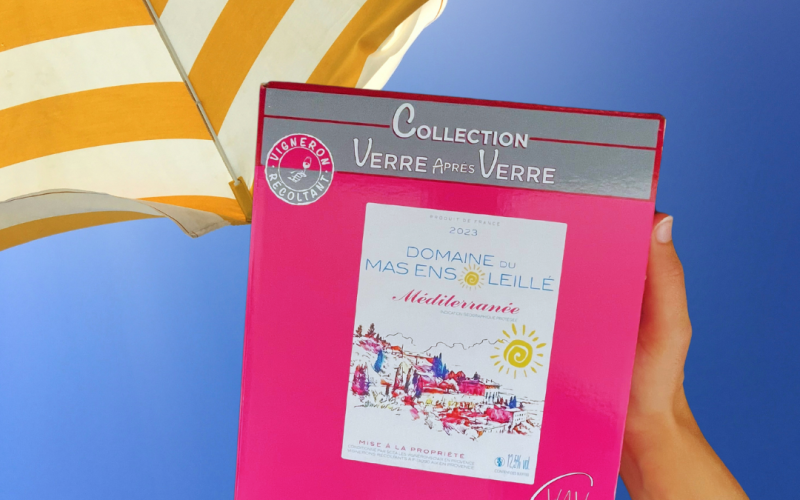 Bag-in-box de vin rosé Collection Verre Après Verre sous un parasol de plage en été